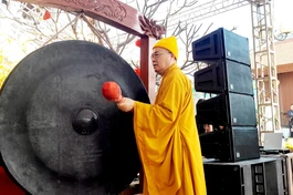Hòa thượng Thích Thanh Nhiễu đánh chiêng khai hội