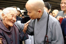 Với phương châm "Từ bi là hành động", Ni trưởng Chứng Nghiêm từ lâu đã trở thành biểu tượng toàn cầu của Phật giáo nhập thế