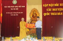 Hòa thượng Thích Quảng Tùng đại diện Ban Bảo trợ học đường tiếp nhận tịnh tài cúng dường Quỹ Bảo trợ học đường