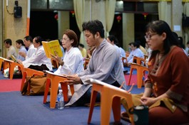 Phật tử tham dự khóa tụng kinh Dược Sư cầu an đầu năm - Ảnh: Quảng Đạo