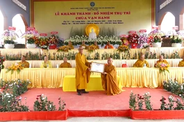 Đại diện Ban Trị sự GHPGVN tỉnh Trà Vinh trao quyết định bổ nhiệm trụ trì chùa Vạn Hạnh đến Đại đức Thích Như Quang 