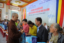 Chùa Diệu Pháp tặng quà bà con bị nhiễm chất độc da cam tại tỉnh Vĩnh Long