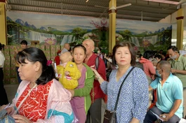 Chùa Long Quang trao quà đến người khuyết tật và neo đơn