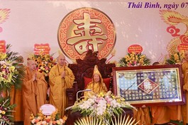 Chư tôn giáo phẩm Hội đồng Trị sự dâng quà mừng thọ Trưởng lão Hòa thượng Thích Thanh Dục