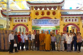 Đại diện Phật giáo người Hoa tại Úc trao quà đến người dân khó khăn ở Q.8 (TP.HCM)