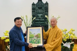 Bí thư Thành uỷ TP.Hà Nội Đinh Tiến Dũng dâng tặng bức tranh lưu niệm đến Đức Pháp chủ GHPGVN