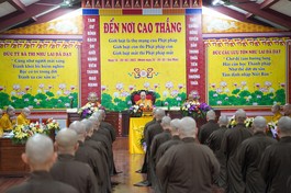 Hội đồng Giới sư đăng đàn truyền giới Sa-di