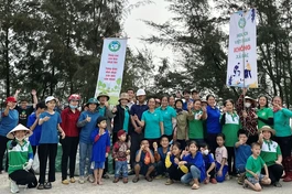 Các tình nguyện viên tham gia ngày hội "Clean day" tại X.Quỳnh Nghĩa, H.Quỳnh Lưu, Nghệ An