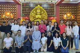 Các bạn sinh viên khoa Tâm lý học, Trường Đại học Khoa học Xã hội và Nhân văn chụp ảnh lưu niệm với Ni sư Thích nữ Huệ Dâng, trụ trì chùa Long Phước