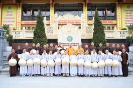 Tăng Ni sinh Trường Trung cấp Phật học tỉnh Thừa Thiên Huế hành hương về đất Tổ