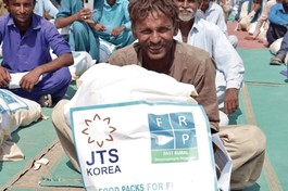 Người dân nhận đồ cứu trợ