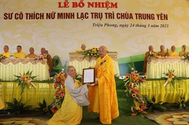 Hòa thượng Thích Thiện Tấn trao quyết định bổ nhiệm trụ trì chùa Trung Yên đến Sư cô Thích nữ Minh Lạc