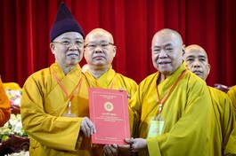 Hòa thượng Thích Thiện Pháp trao quyết định đến Hòa thượng Thích Thanh Quyết, Trưởng ban Giáo dục Phật giáo T.Ư, nhiệm kỳ 2022-2027