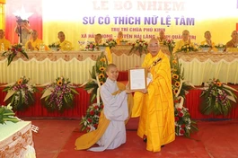 Hòa thượng Thích Thiện Tấn trao quyết định bổ nhiệm trụ trì chùa Phú Kinh đến Sư cô Thích nữ Lệ Tâm