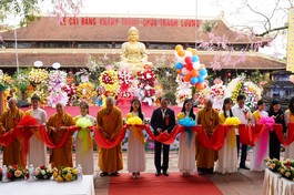 Chư tôn đức cùng đại biểu cắt băng khánh thành chùa Thanh Lương