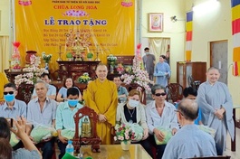 Đồng Nai: Chùa Long Hoa tặng quà đến người khiếm thị 