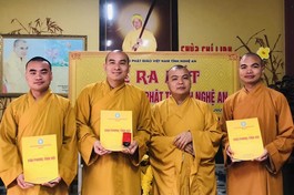 Trao quyết định và con dấu đến Ban Hướng dẫn Phật tử tỉnh Nghệ An