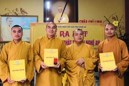 Trao quyết định và con dấu đến Ban Hướng dẫn Phật tử tỉnh Nghệ An