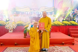 Thượng tọa Thích Tâm Định trao quyết định bổ nhiệm trụ trì chùa Hà Lương đến Đại đức Thích Bản Hành