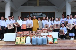 Ban Trị sự GHPGVN tỉnh Thanh Hóa tặng quà các em học sinh tại Lào