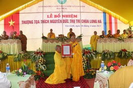 Hòa thượng Thích Thiện Tấn trao quyết định bổ nhiệm trụ trì chùa Long Hà đến Thượng tọa Thích Nguyên Đức