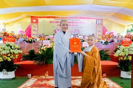 Ni trưởng Thích Đàm Hòa trao quyết định bổ nhiệm trụ trì chùa Trắng đến Sư cô Thích nữ Huệ Hải