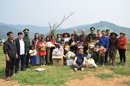 Phật giáo H.A Lưới thăm, tặng quà người dân tại bản Sê Sáp