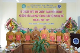 Hội đồng Điều hành Học viện Phật giáo VN tại Huế nhận quyết định và ra mắt nhân sự - Ảnh: Minh Thắng