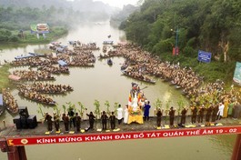 Lễ phóng sinh tại cầu Hội