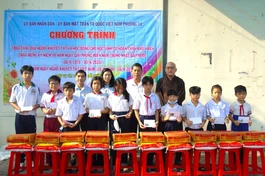 TP.HCM: Trao quà đến người khuyết tật, neo đơn trên địa bàn Q.8