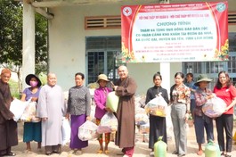 Chùa Vạn Liên (Q.8, TP.HCM) trao quà đến đồng bào dân tộc có hoàn cảnh khó khăn