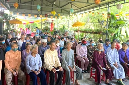 Chùa Phổ Đà Sơn (Q.8) trao quà đến các hộ nghèo tại Quảng Ngãi