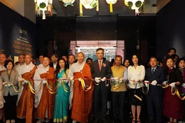 Đại sứ Hàn Quốc tại Ấn Độ Chang Jae Bok (giữa) cùng chư Tăng Ni dòng Jogye và các quan chức khác cắt băng khai mạc triển lãm