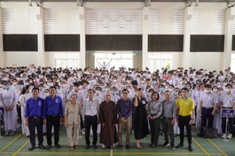 Nhóm sinh viên thiện nguyện Pháp Vân tổ chức chương trình "Tiếp lửa đam mê"