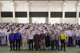 Nhóm sinh viên thiện nguyện Pháp Vân tổ chức chương trình "Tiếp lửa đam mê"