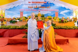 Ni trưởng Thích nữ Đàm Hòa, Phó Trưởng ban Trị sự GHPGVN tỉnh Thanh Hóa trao quyết định bổ nhiệm trụ trì chùa Khánh Hưng đến sư cô Thích nữ Nhuận Quân