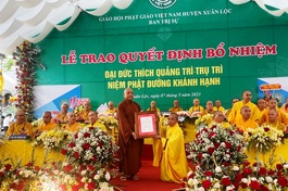 Thượng tọa Thích Huệ Sanh, Phó Trưởng ban Trị sự kiêm Trưởng ban Hoằng pháp GHPGVN tỉnh Đồng Nai trao quyết định bổ nhiệm trụ trì niệm Phật đường Khánh Hạnh đến Đại đức Thích Quảng Trì