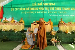 Thượng tọa Thích Quảng Thiện trao quyết định bổ nhiệm trụ trì chùa Thanh Xuân đến Sư cô Thích nữ Quảng Nhã