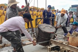 Các nghệ nhân đến từ Thừa Thiên Huế rót đồng đúc đại hồng chung chùa Non Nước