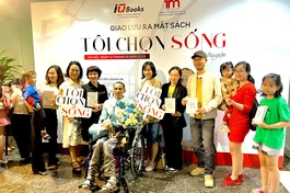 Nguyễn Chánh Tín trong buổi giao lưu ra mắt sách "Tôi chọn sống"