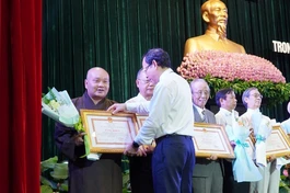 Ông Nguyễn Văn Nên trao Bằng khen của Chủ tịch UBND TP.HCM đến Thượng tọa Thích Trung Nguyện