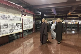 Chư tôn đức Ban Văn hóa Phật giáo TP.HCM thị sát công tác triển lãm hình ảnh tại Việt Nam Quốc Tự