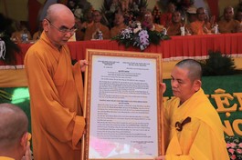 Thượng tọa Thích Tĩnh Cường trao quyết định bổ nhiệm trụ trì chùa Long Sơn đến Đại đức Thích Nhuận Định