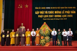 Tặng hoa chúc mừng đến Ban Trị sự GHPGVN tỉnh Thanh Hóa