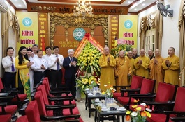 Chủ tịch T.Ư MTTQVN Đỗ Văn Chiến cùng các thành viên của đoàn tặng hoa chúc mừng Phật đản Phật lịch 2567 đến Hội đồng Trị sự GHPGVN