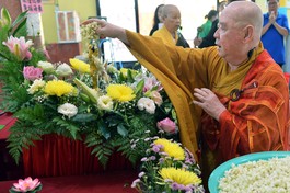 Hòa thượng Thích Duy Trấn trụ trì chùa Liên Hoa (Q.11) dâng hoa thơm cúng dường trong lễ Mộc dục