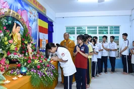 Đại đức Thích Quảng Đạo hướng dẫn các em học sinh thực hiện nghi thức Tắm Phật