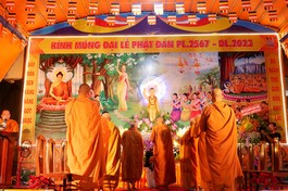 Lễ Phật đản tại tịnh xá Trung Tâm vào tối 12-4 ÂL