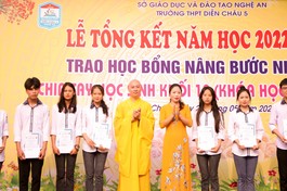 Đại đức Thích Tâm Thành trao học bổng tại Trường THPT Nguyễn Xuân Ôn