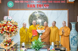 Lãnh đạo Ban Trị sự GHPGVN tỉnh Thanh Hóa trao quyết định và tặng hoa chúc mừng đến Thượng tọa tân trụ trì chùa Khoang